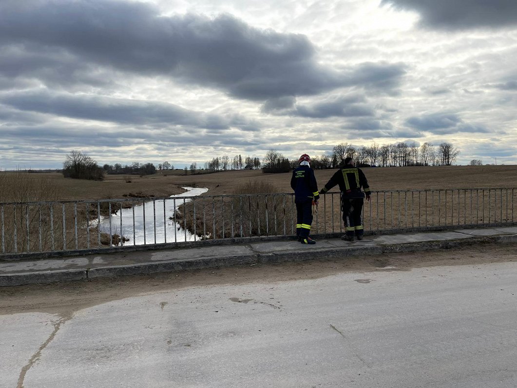 Tilts pār Īslīces upi, kurā konstatēts piesārņojums. 2021. gada 23. marts.