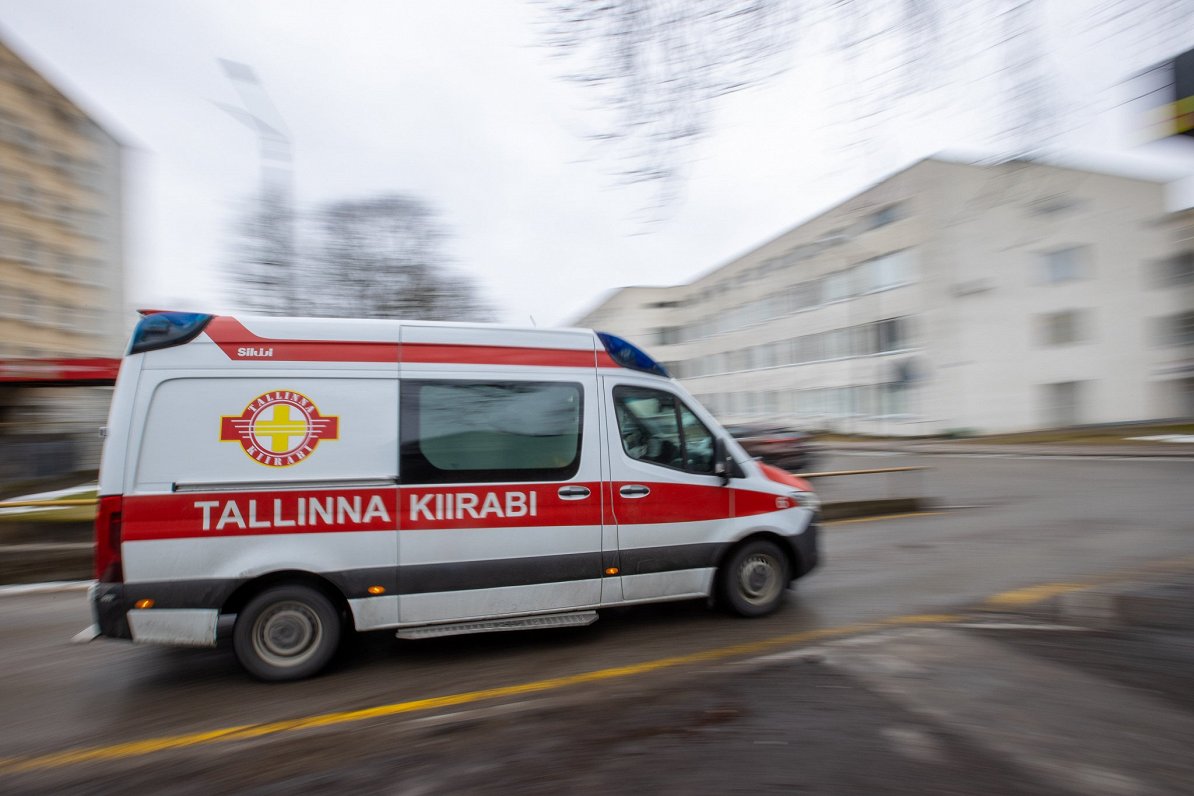 Neatliekamās palīdzības auto dodas uz izsaukumu Tallinā