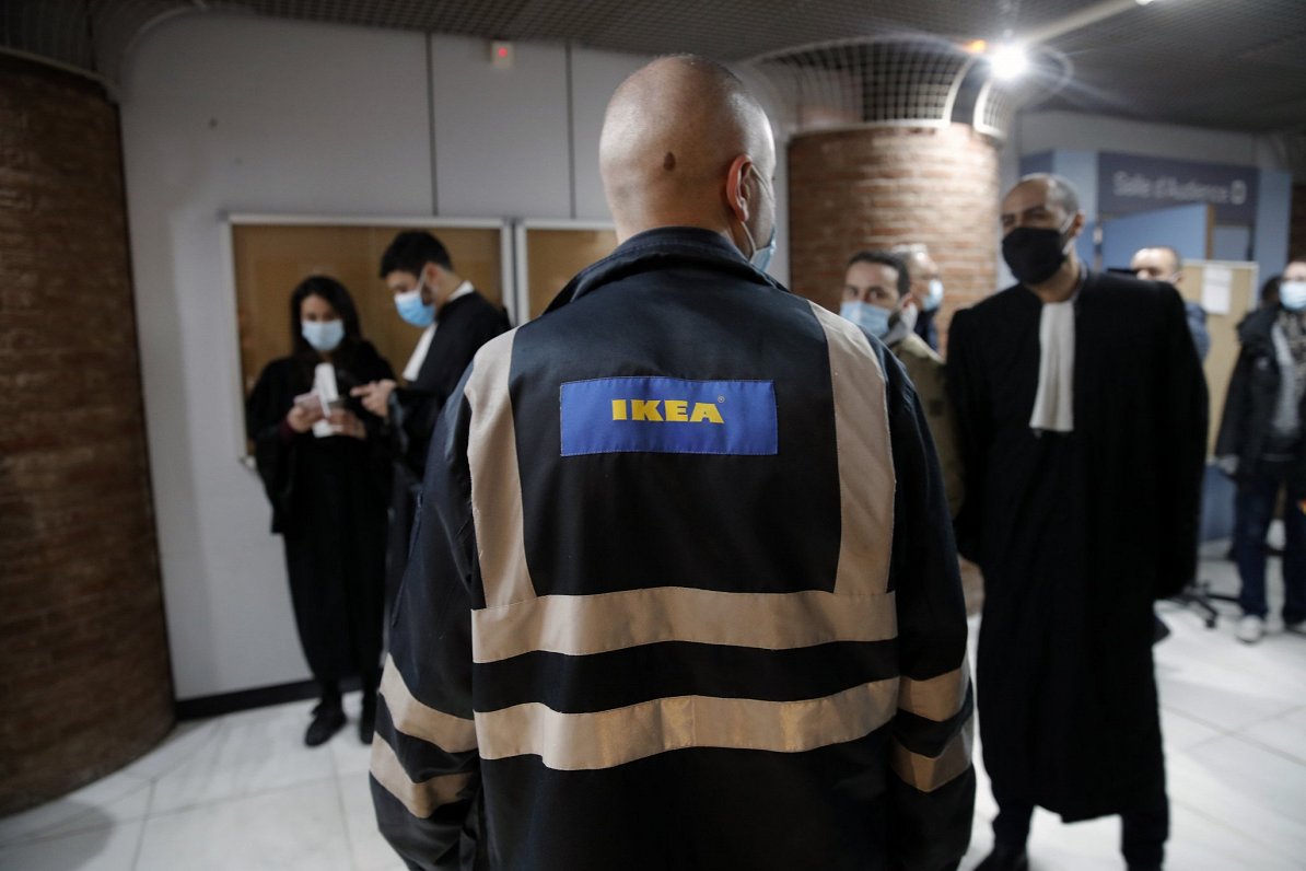 &quot;IKEA&quot; darbinieks ierodas uz tiesas sēdi