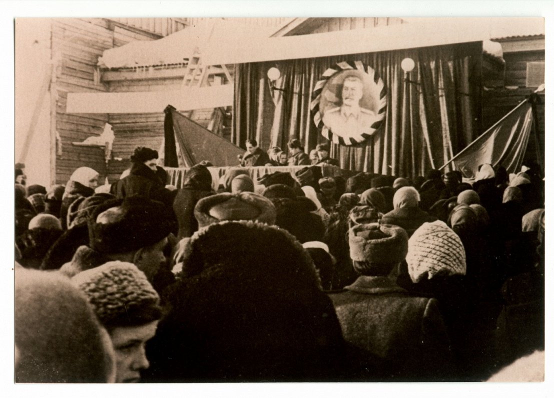 Митинг по случаю смерти Сталина в «ГУЛАГовском» поселке Ермаково. 1953 г.