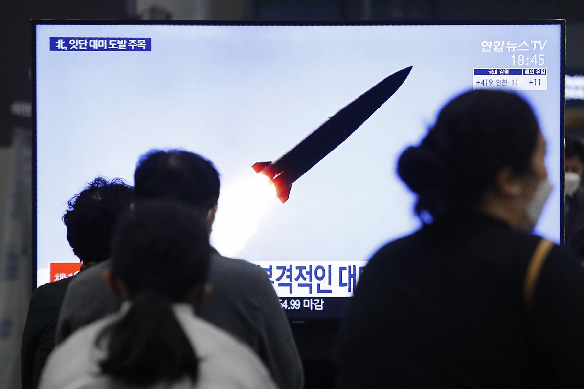 Dienvidkorejas iedzīvotāji vēro TV translāciju par Ziemeļkorejas raķešu izmēģinājumiem