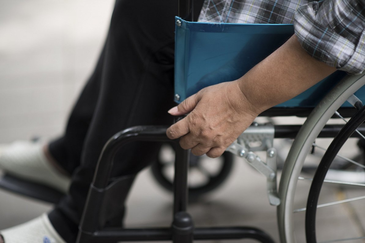 Cilvēks ar invaliditāti ratiņkrēslā. Attēls ilustratīvs.