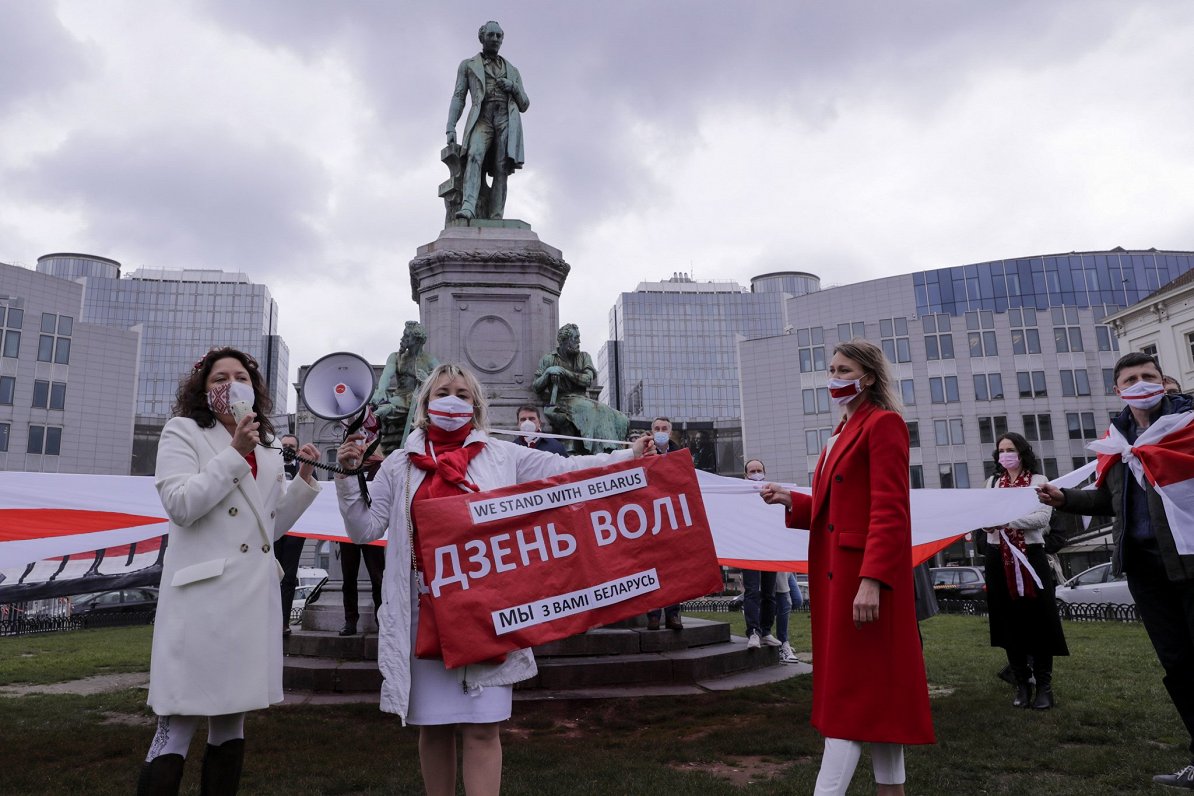 Baltkrievu aktīvisti sarīkoja Brīvības dienas akciju arī Beļģijas galvaspilsētā Briselē