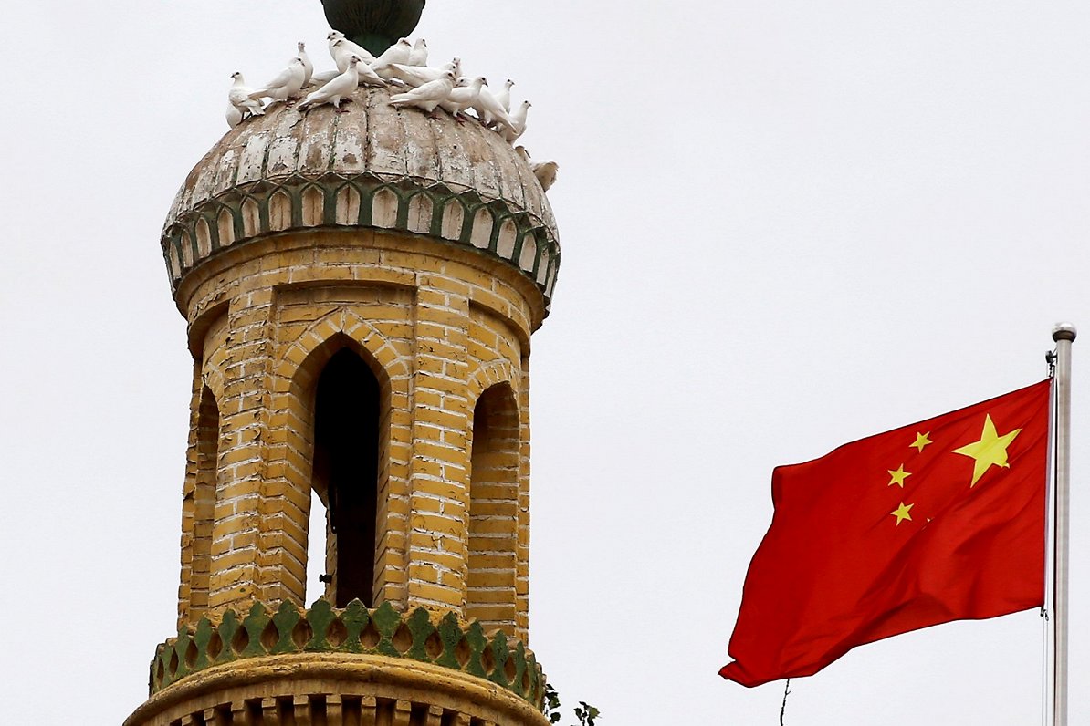 Ķīnas karogs pie minareta Kašgarā, Siņdzjana.