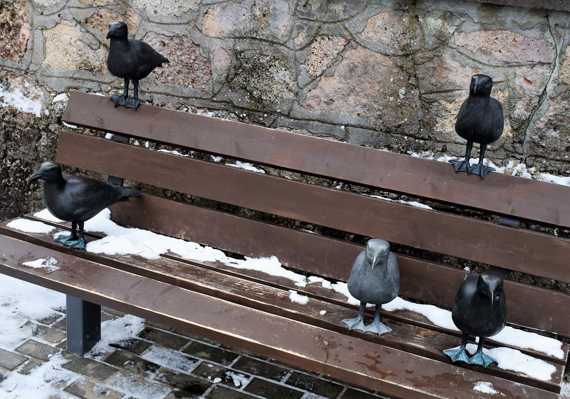 Jūrmala bench with seagull statuettes