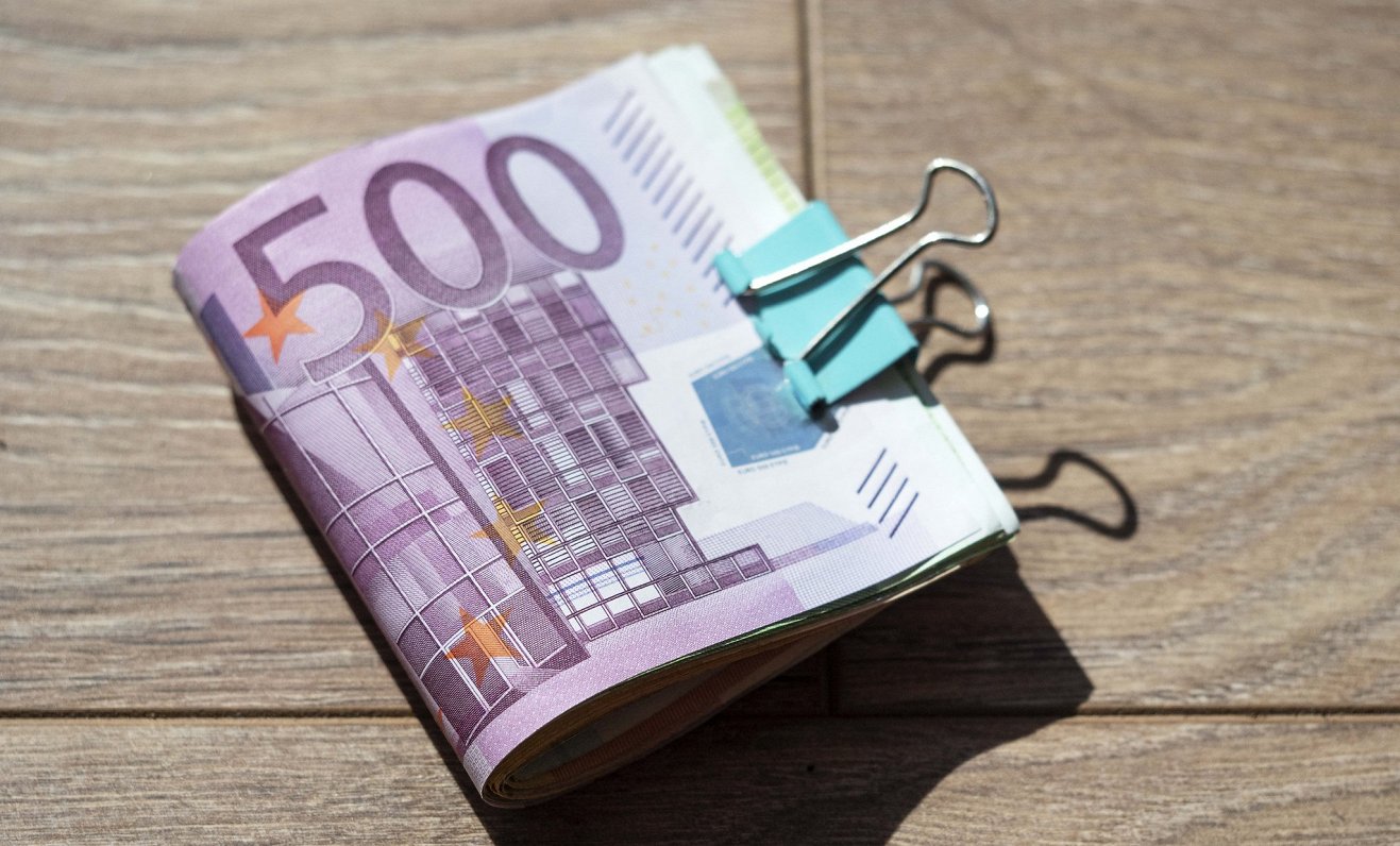 Kopā saspraustas eiro valūtas banknotes