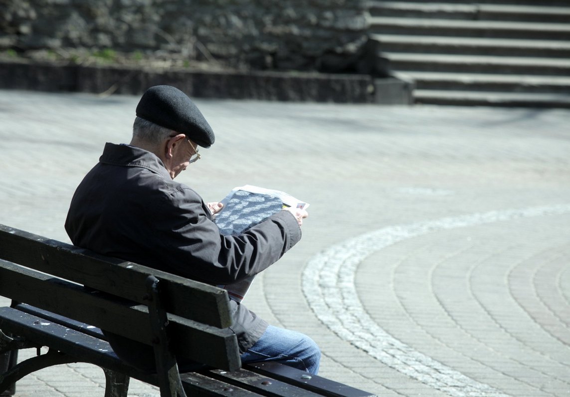 Pensionārs Rīgas parkā uz soliņa