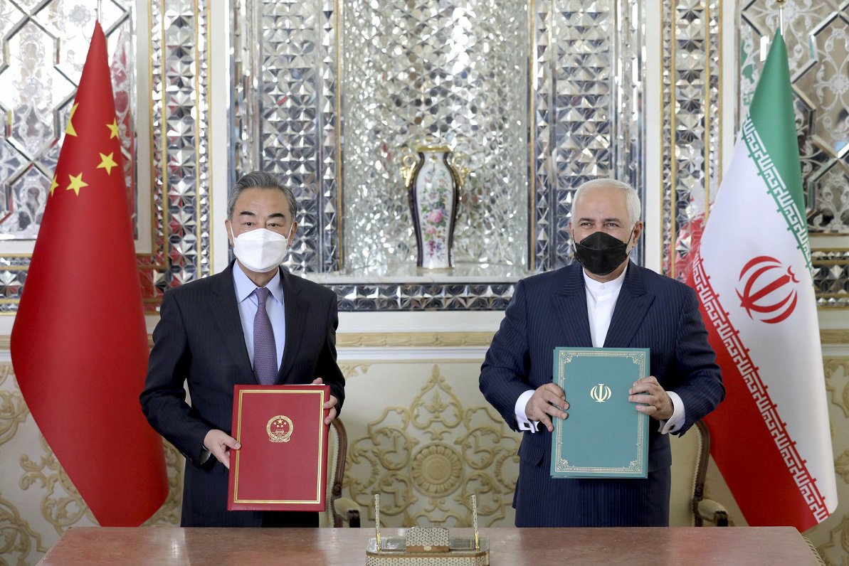 Ķīnas ārlietu ministrs Vans Ji un Irānas ārlietu ministrs Mohammads Džavads Zarifs.