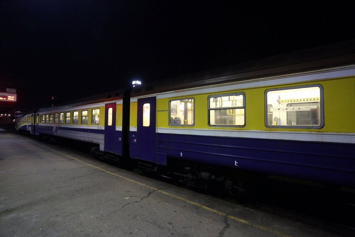 Pasažieru vilciens Rīgas Centrālajā dzelzceļa stacijā.