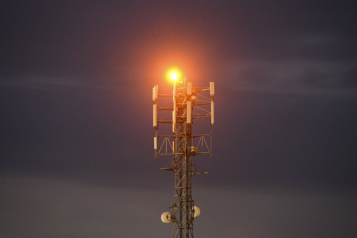 Mobilo sakaru tornis ar signāla uztvērējiem
