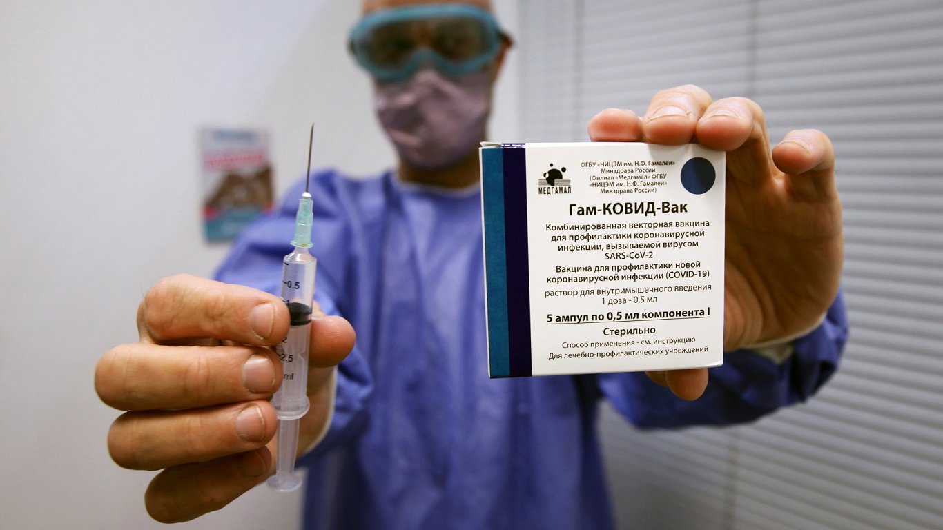 Фельдшер демонстрирует упаковку с российской вакциной Sputnik V. Буэнос-Айрес, Аргентина, 30 марта 2...