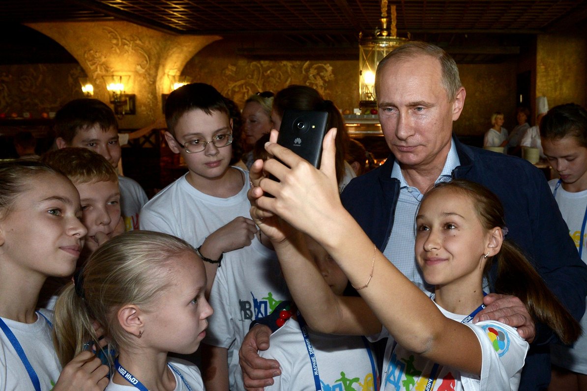 Krievijas prezidents Vladimirs Putins, tiekoties ar bērniem
