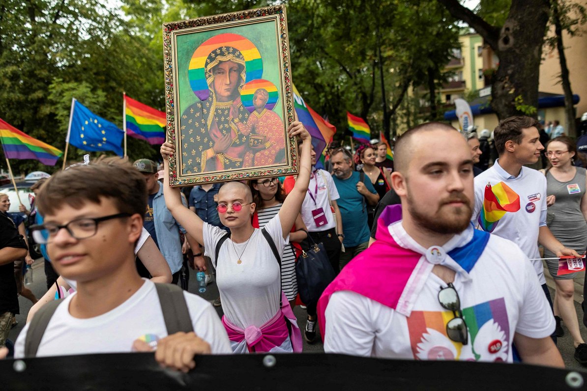 LGBT aktīvistu gājiens 2019.gadā Plockā ar &quot;varavīksnes&quot; Jaunavu Mariju rokās