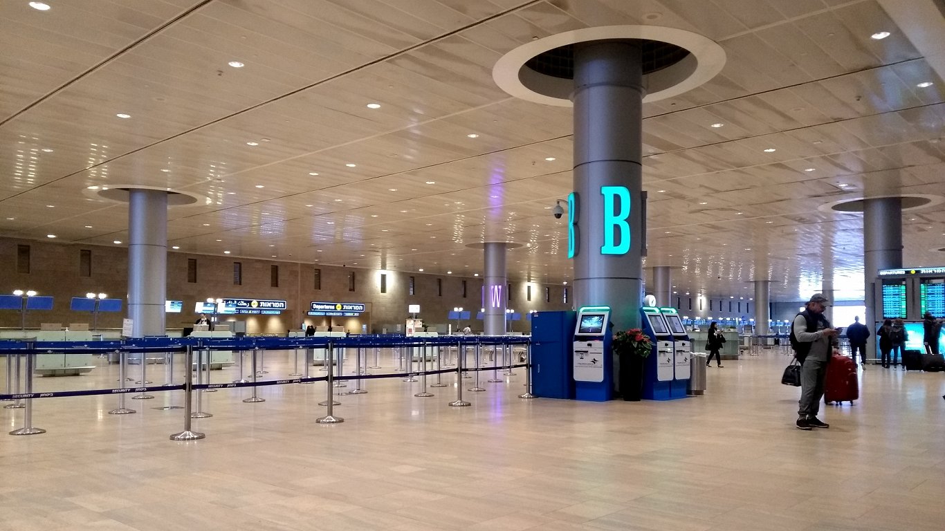 Telavivas Ben Guriona lidostas tukšais izlidošanas terminālis. 2020. gada 11. marts