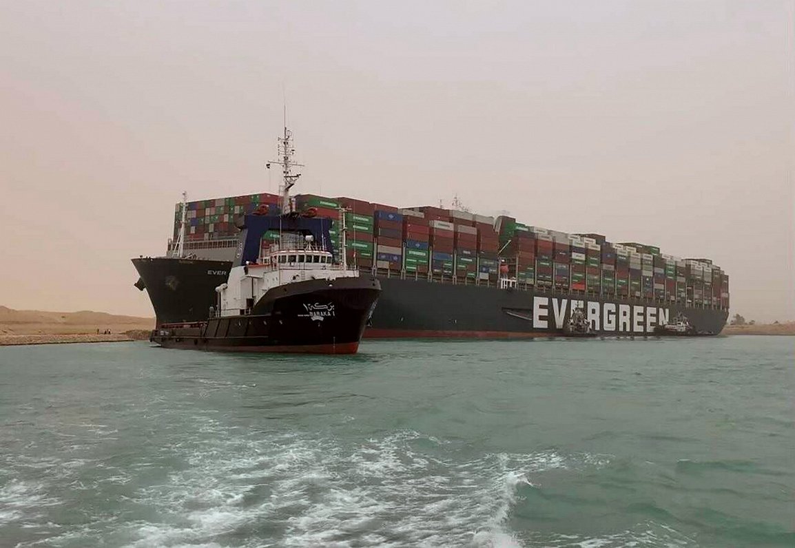 Taivānas uzņēmumam piederošais kuģis, kas aizšķērsojis Suecas kanālu