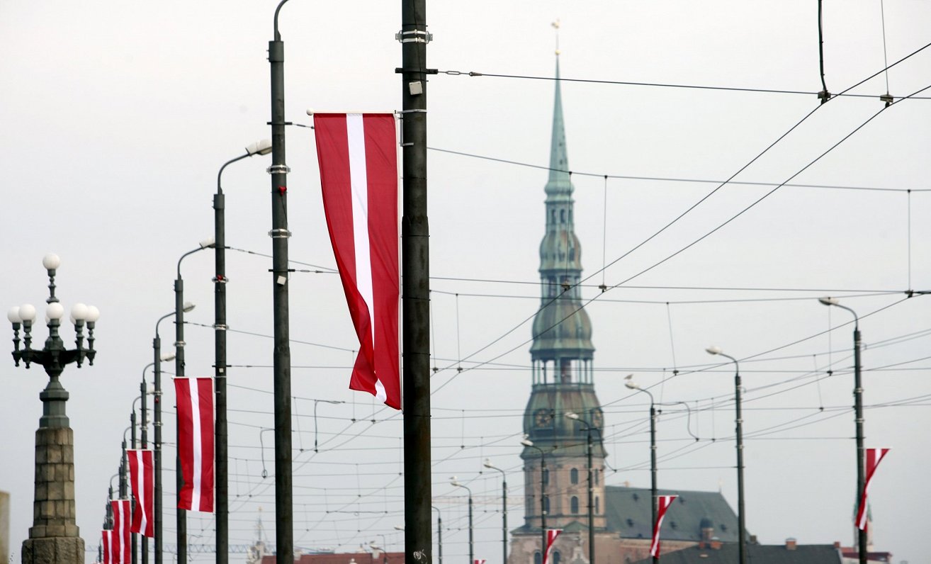 Pilsēta rotāta ar Latvijas valsts karogiem