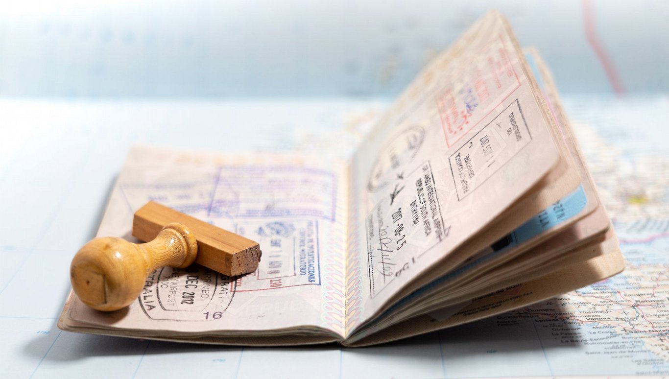 Паспорт с проставленными визами разных стран. Иллюстративное фото.