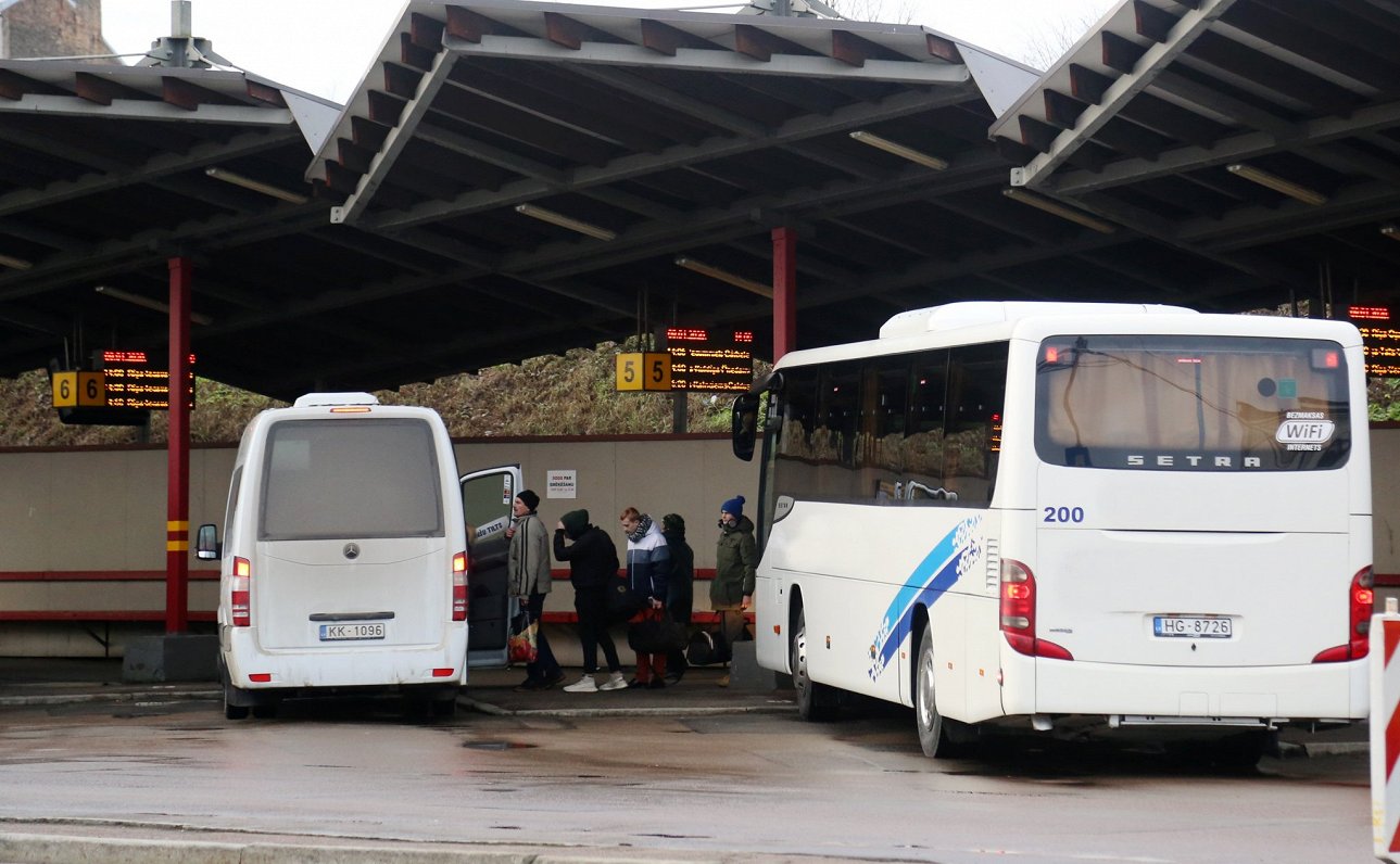 Autobuss un mikroautobuss Rīgas Starptautiskajā autoostā. Ilustratīvs attēls