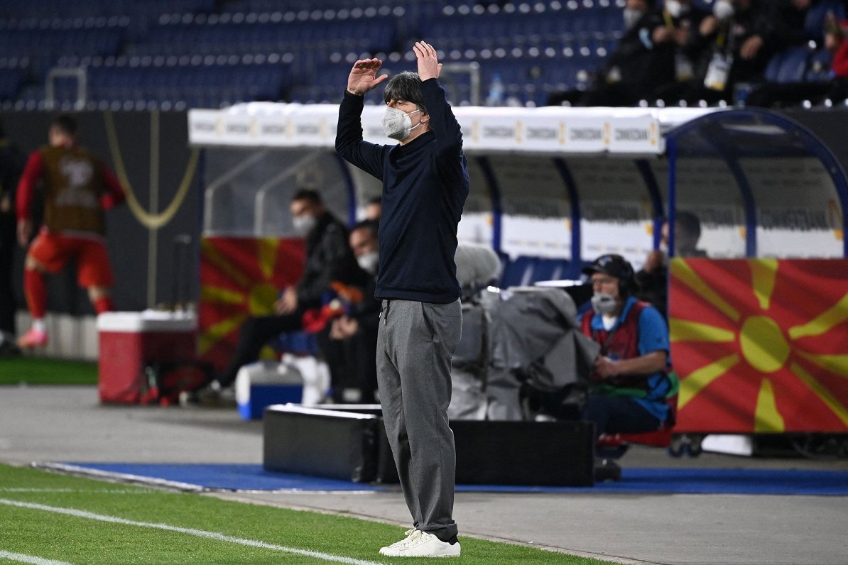 Joahims Lēvs pie laukuma malas Vācijas spēlē pret Ziemeļmaķedoniju