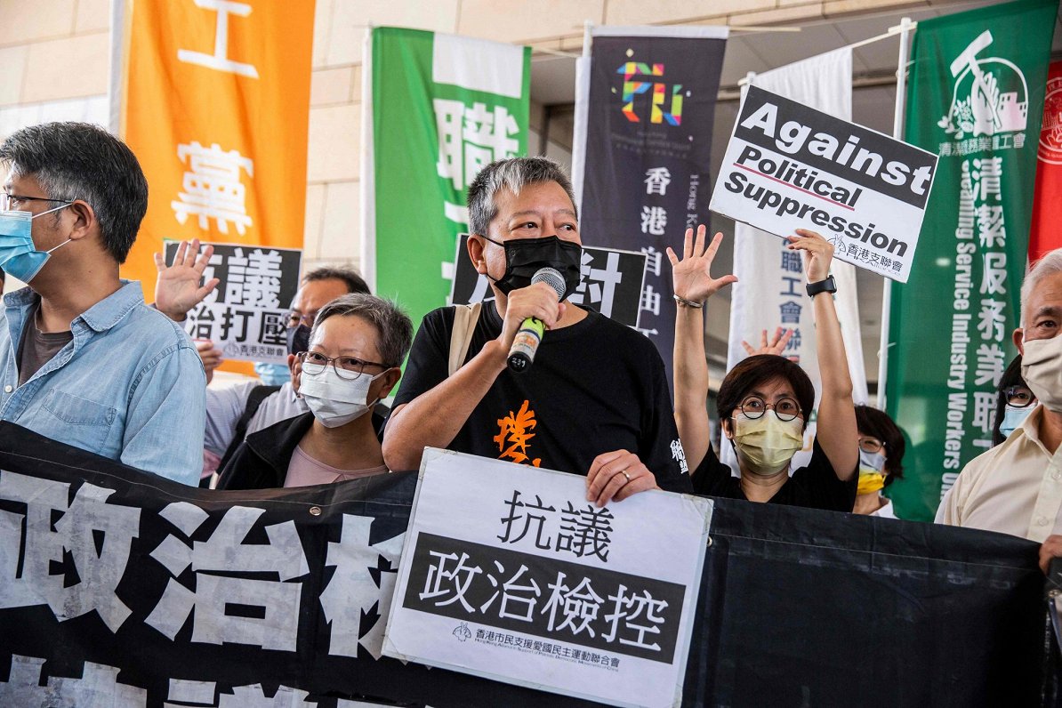 Honkongas opozīcijas aktīvists Lī Čakjens (vidū) nosoda tiesas lēmumu