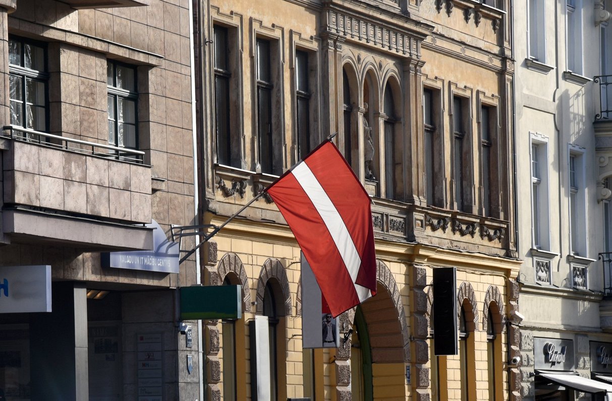 Latvijas valsts karogs pie nama Elizabetes ielā. Attēls ilustratīvs.
