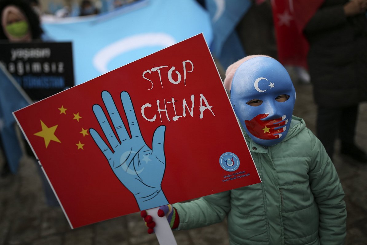 Protestētāji nosoda Ķīnas īstenoto politiku pret uiguriem