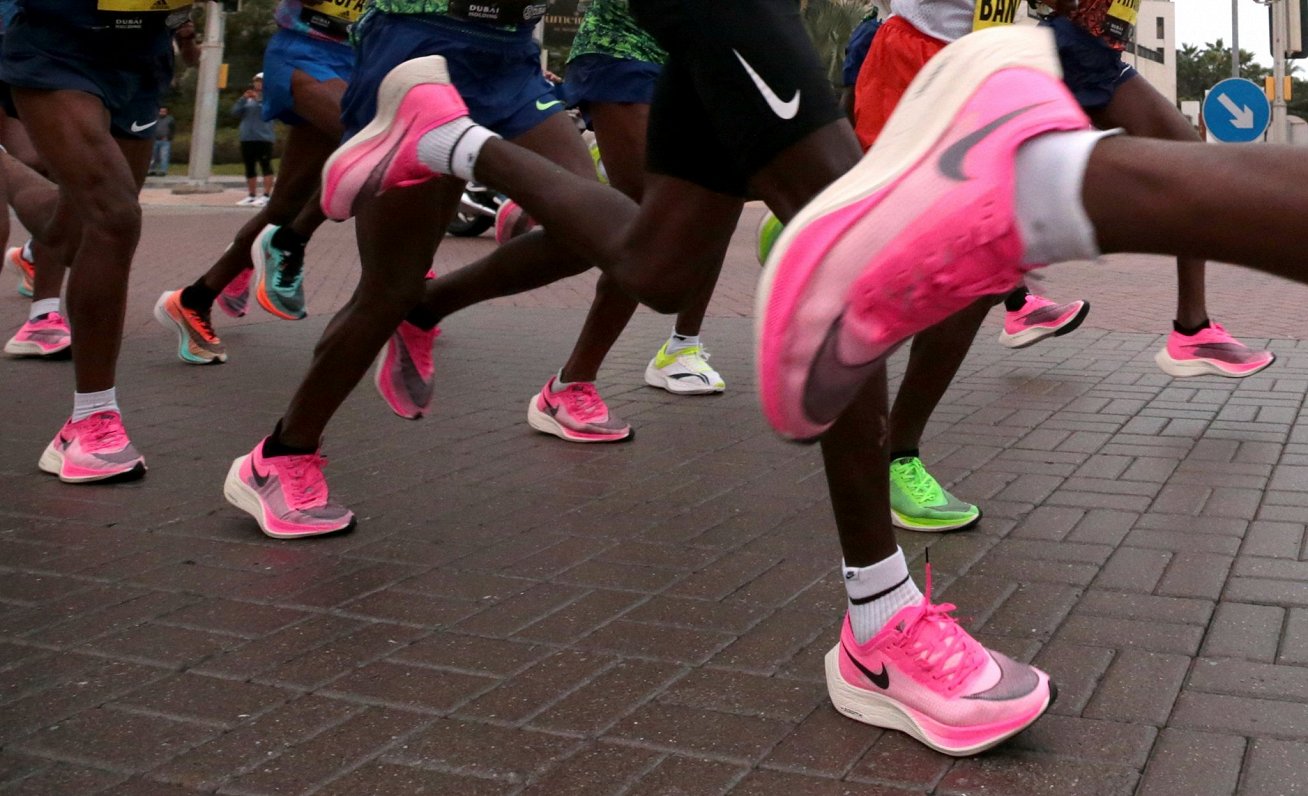 Skrējēji &quot;Nike Vaporfly&quot; apavos Dubaijas maratonā