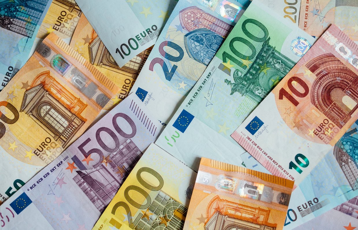 Dažādu nominālu eiro valūtas banknotes