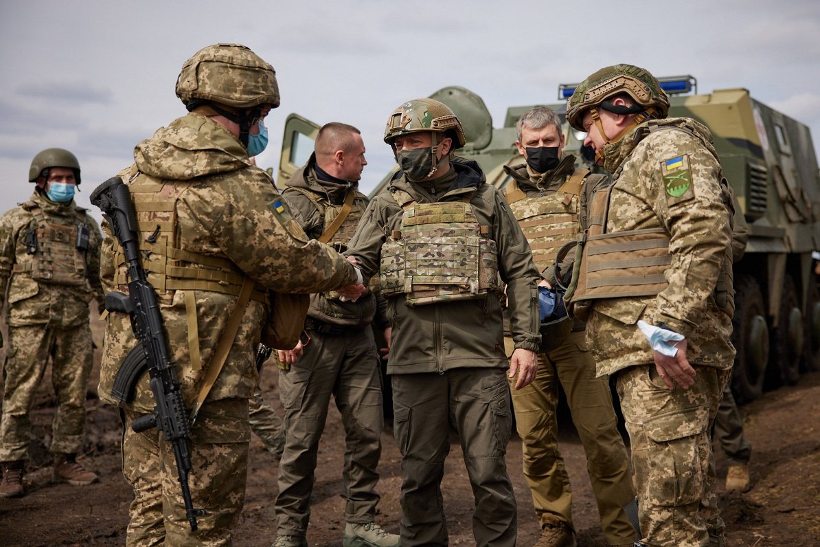 Ukrainas prezidents Volodimirs Zelenskis ceturtdien apmeklēja frontes līniju