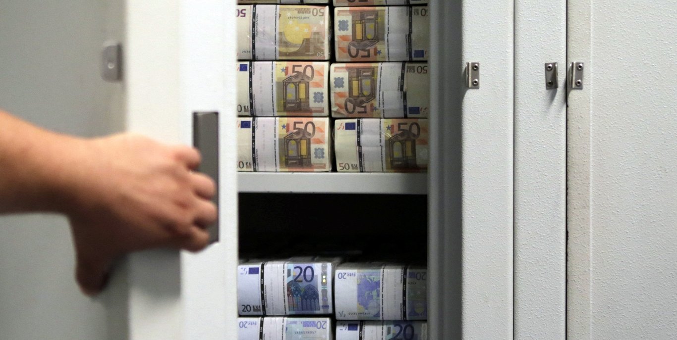 Seifs ar eiro valūtas piecdesmit un divdesmit nomināla banknotēm