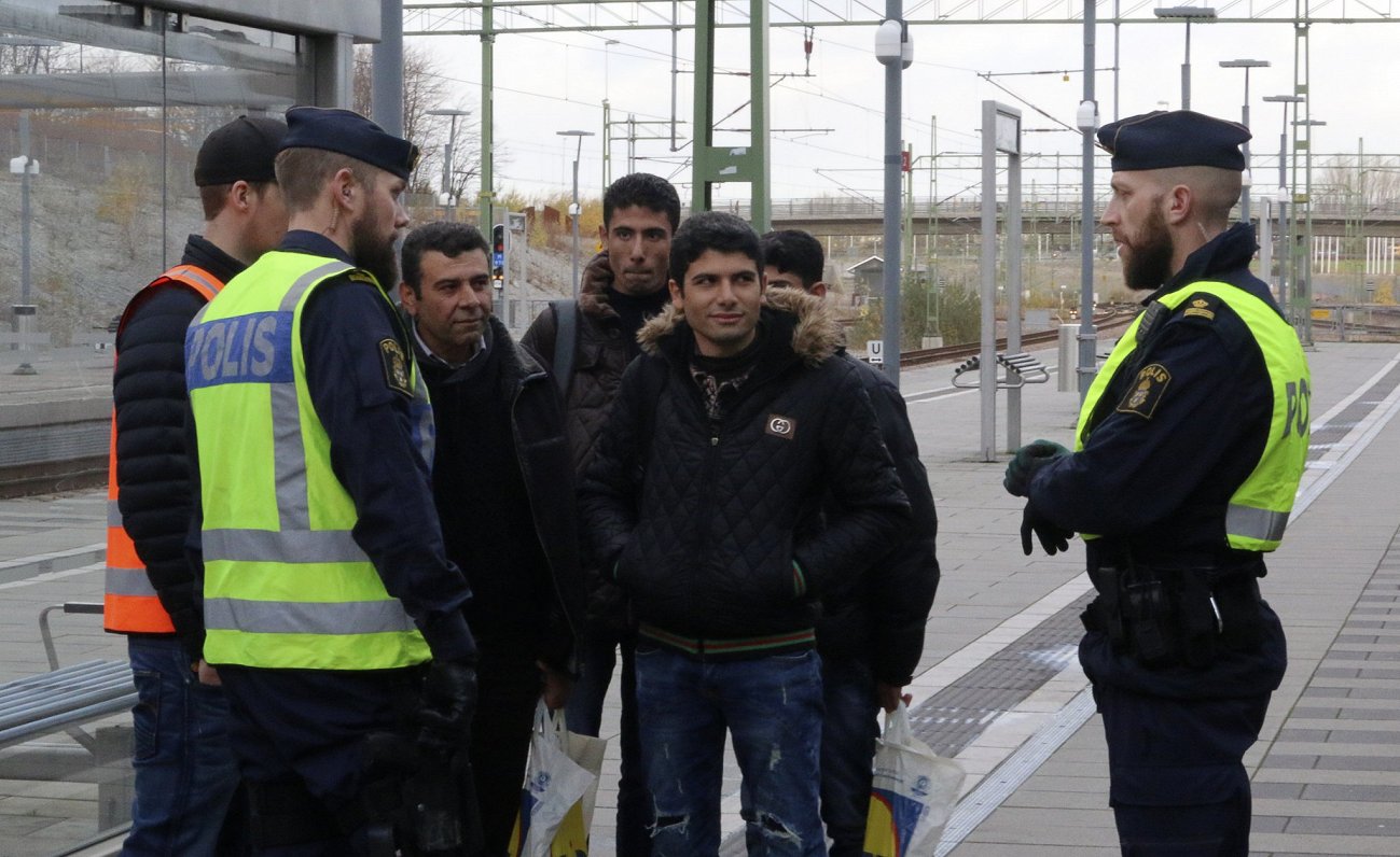 Zviedrijas policisti sarunājas ar ieceļotājiem Malmē