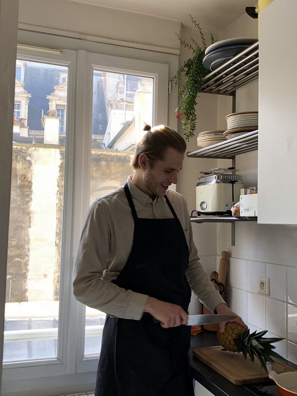 Jēkabs savā virtuvē Parīzes dzīvoklī
