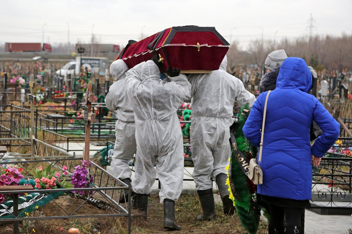Ar koronavīrusu miruša cilvēka apbedīšana Omskā