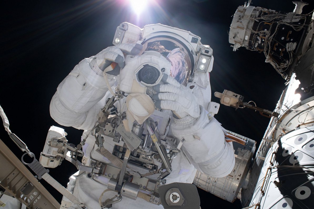Европейский космонавт Лука Пармитано в открытом космосе