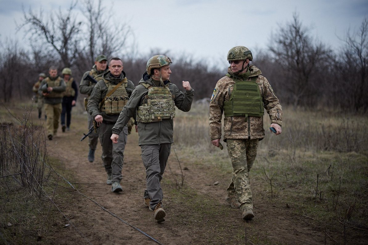 Ukrainas prezidents Volodimirs Zelenskis (no kreisās) pie frontes līnijas