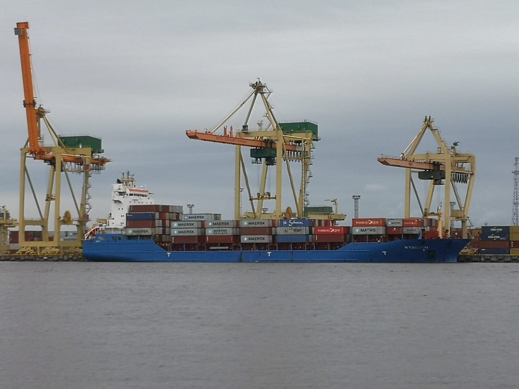 Konteineru kuģis Rīgas ostā. 2021. gada aprīlis.