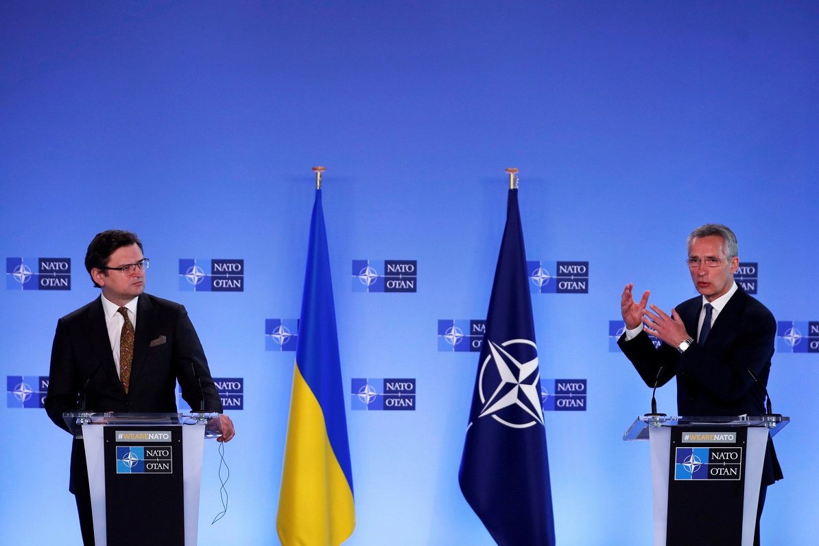 NATO ģenerālsekretārs Jenss Stoltenbergs (no labās) un Ukrainas ārlietu ministrs Dmitro Kuleba