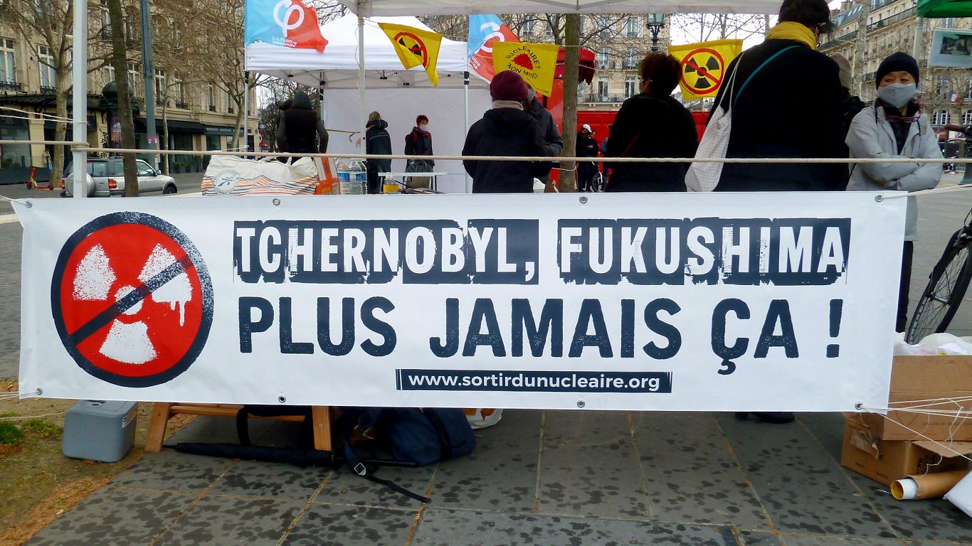 «Зеленые» активисты протестуют против атомной энергетики. Париж, 11 марта 2021 года.