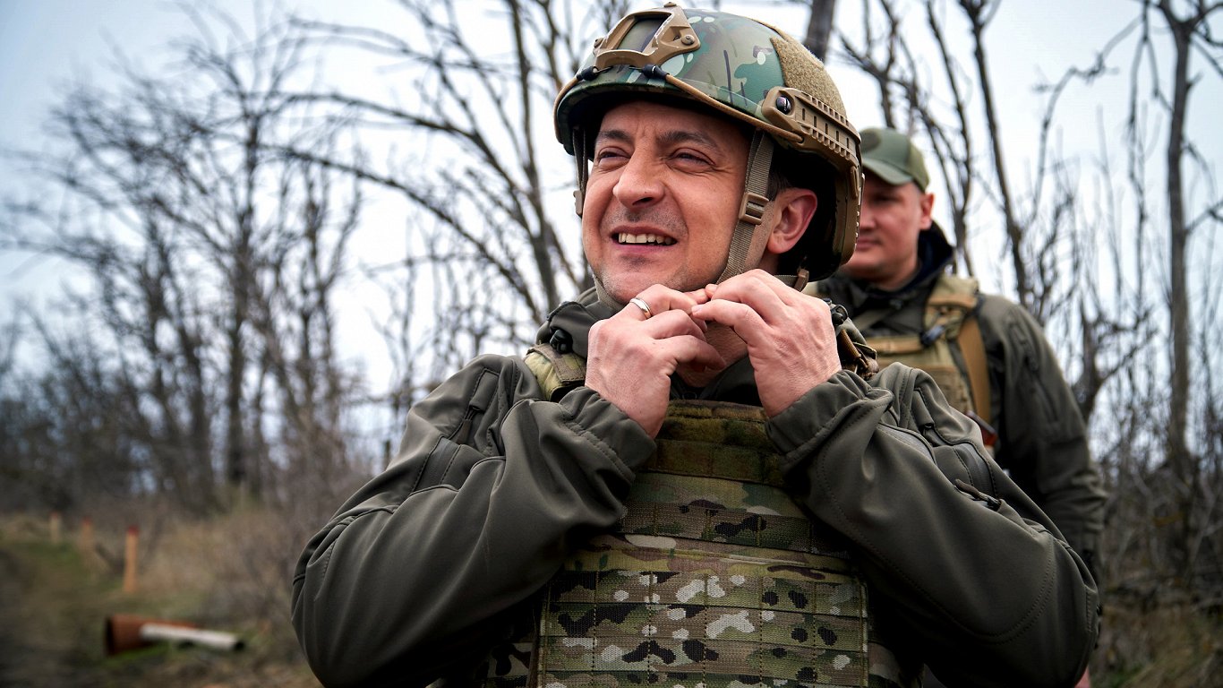 Президент Украины Владимир Зеленский посещает прифронтовую зону на востоке страны. 9 апреля 2021 г.