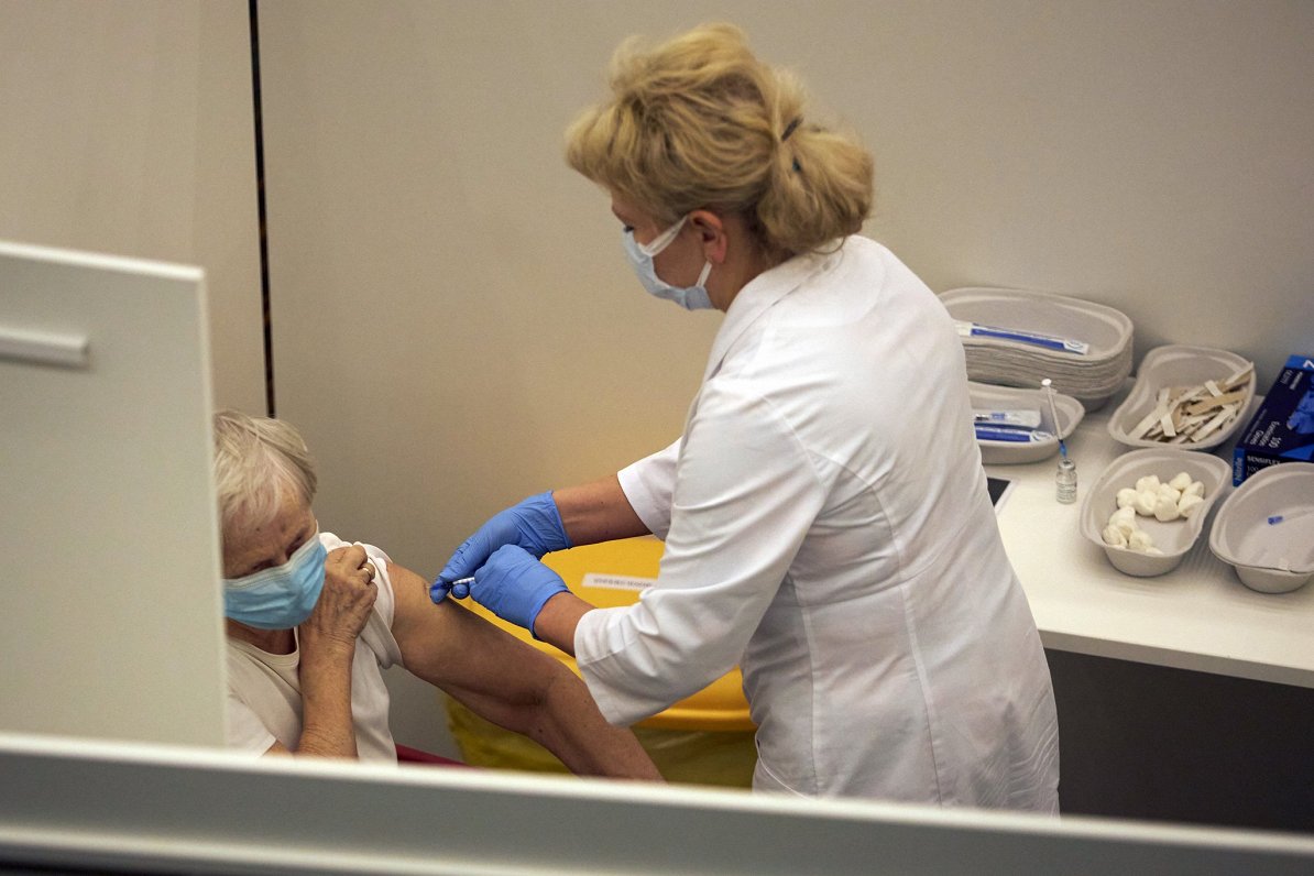Vecāka gadu gājuma sievietes vakcinācija Rēzeknes vakcinācijas centrā.