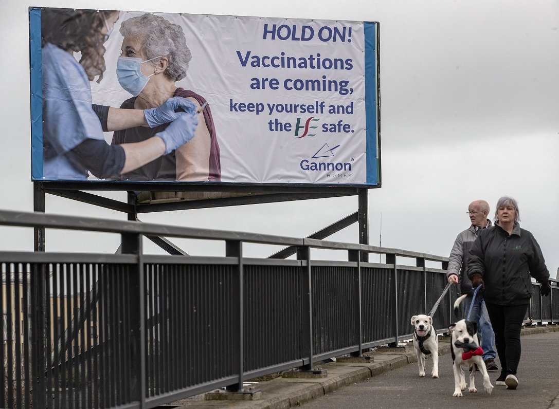 Īrijā plakāts aicina &quot;turēties&quot; un sagaidīt vakcināciju