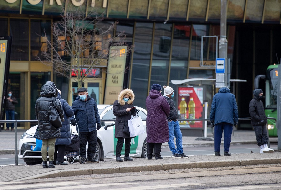 Cilvēki Tallinas ielās