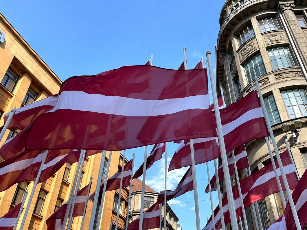 Latvijas karogi pilsētas centrā. Attēls ilustratīvs.