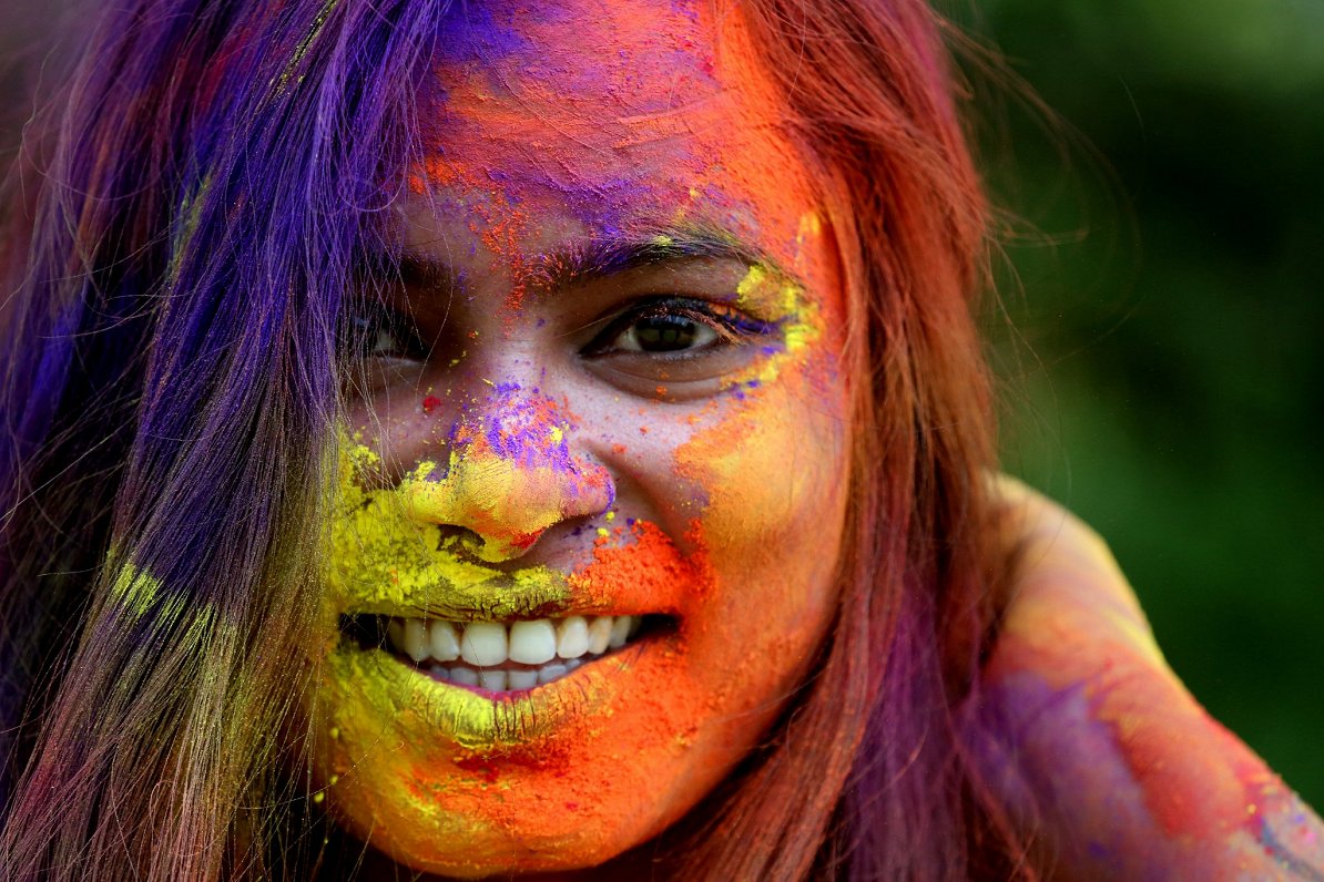 Indiešu meitene izrotājusies hinduistu svētkiem