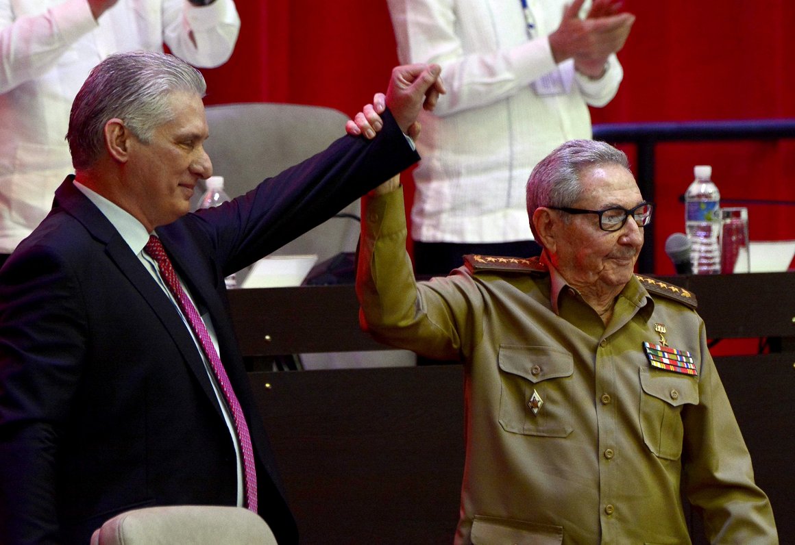Rauls Kastro nodod stafeti jaunajam Kubas kompartijas līderim Migelam Diasam Kanelam