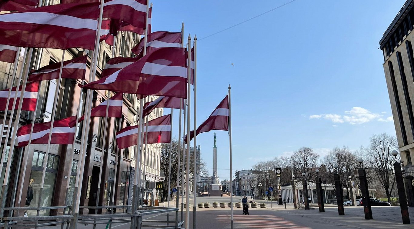Latvijas karogi un Brīvības piemineklis. Attēls ilustratīvs.