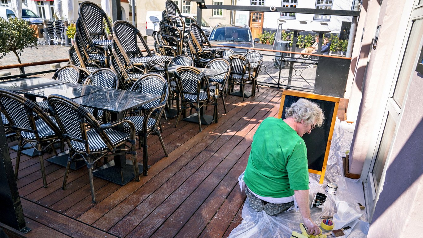 Поготовка уличного кафе к открытию. Аальборг, Дания, 16 апреля 2021 г.