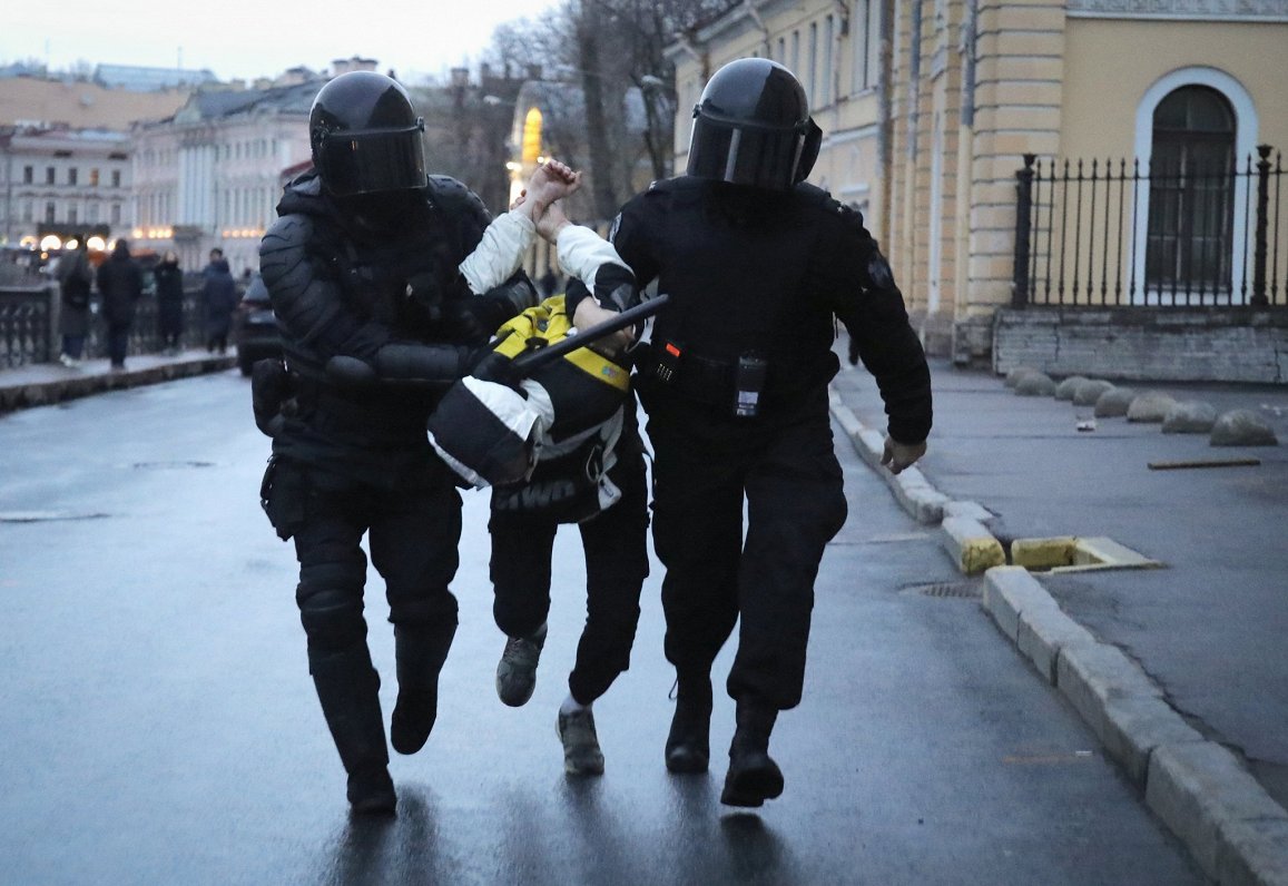 Krievijas policija Sanktpēterburgā aiztur opozīcijas līdera Alekseja Navaļnija atbalstītāju