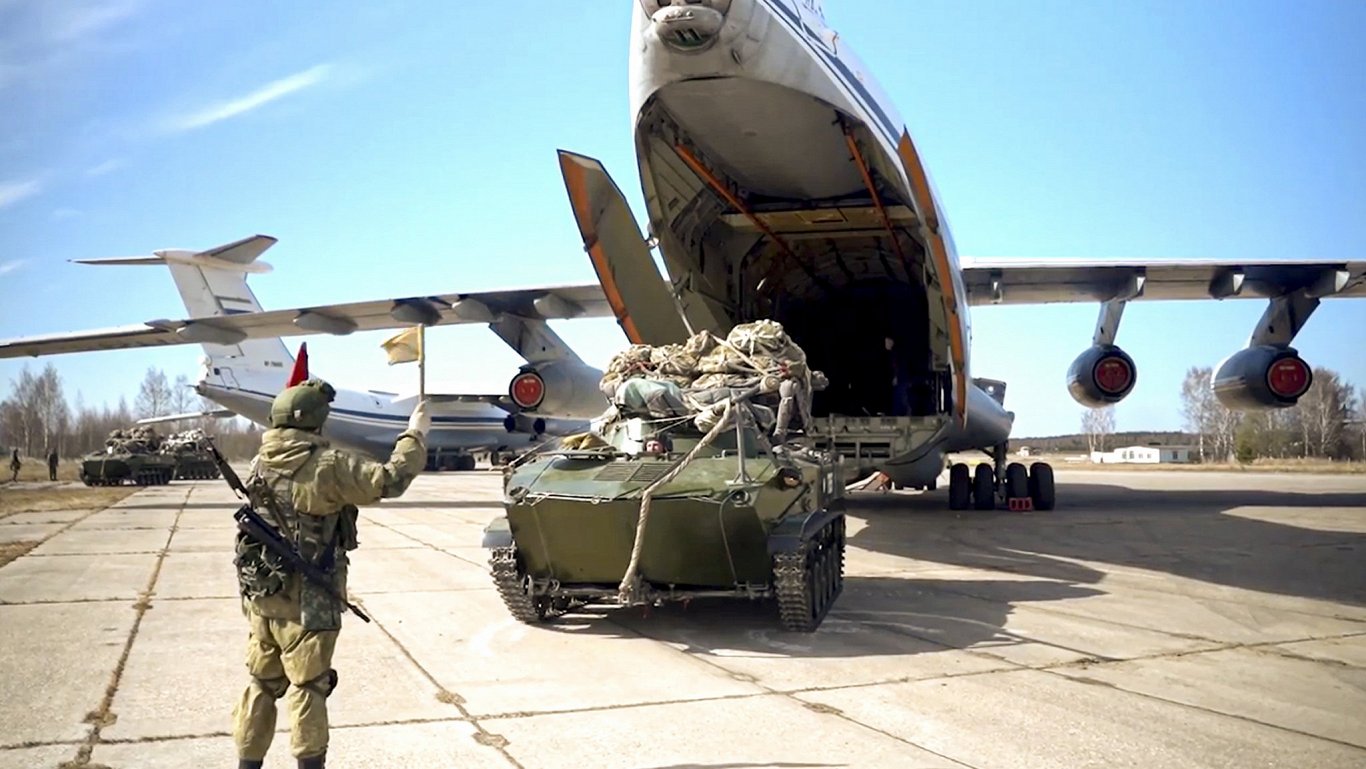 Krievijas militārās mācības okupētās Krimas teritorijā