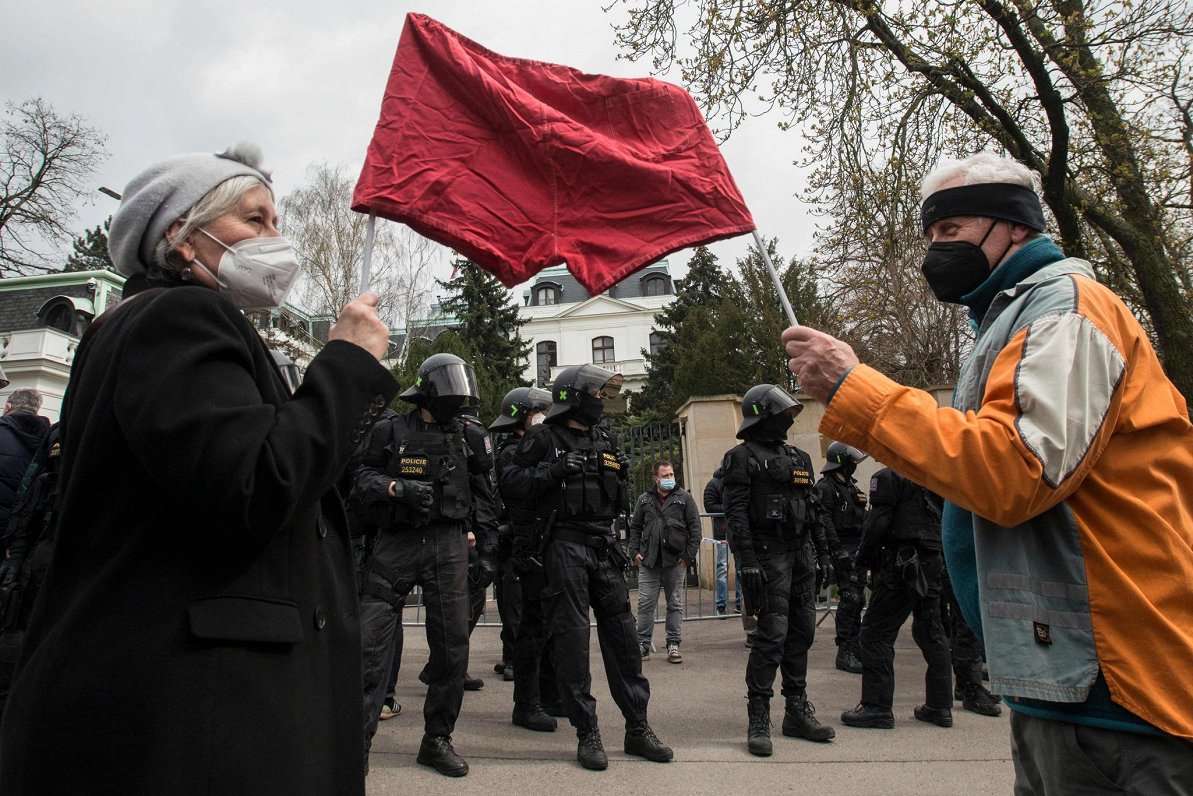 Čehu protestētāji pie Krievijas vēstniecības Prāgā izveidojuši improvizētu karogu no sarkanām apakšb...